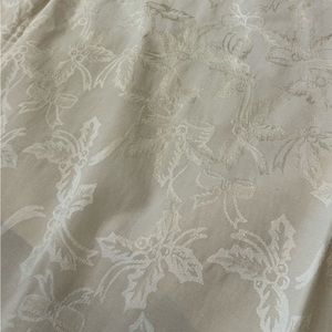 Wilton Court Holiday Holly and Ribbon Ivory Damask Tablecloth 60x114” EUC